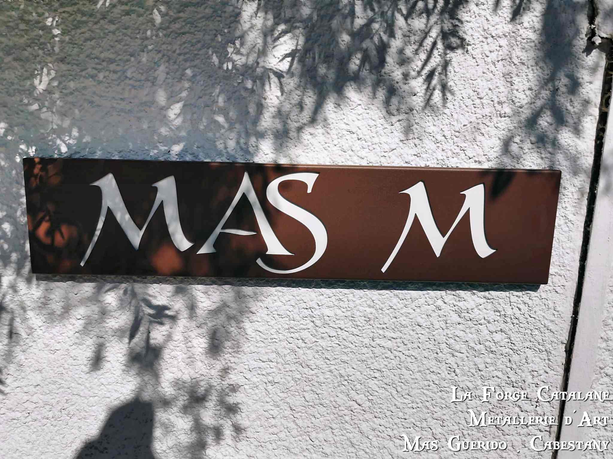 nom de mas decoupe au laser avec plexi special enseigne forge catalane.jpg